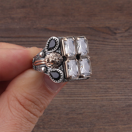 Aslan İşlemeli Beyaz Zirkon Taşlı 925 Ayar Erkek Gümüş Yüzük