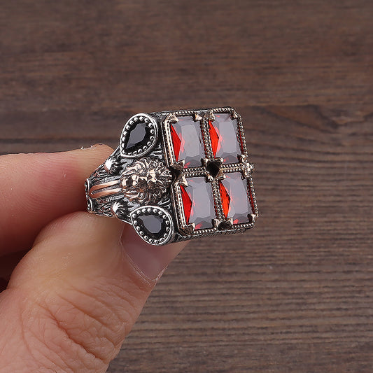 Aslan İşlemeli Kırmızı Zirkon Taşlı 925 Ayar Erkek Gümüş Yüzük