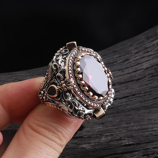 kırmızı taşlı yüzük elde çekim